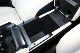 中央扶手箱空间