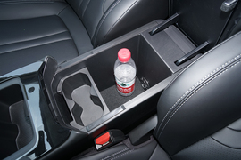 中央扶手箱空间