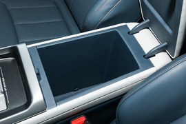 中央扶手箱空间