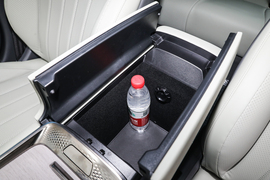 中央扶手箱空间