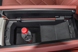 中央扶手箱空间