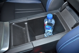 中央扶手箱空间