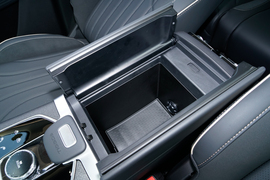 中央扶手箱空间