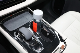 中央扶手箱空间