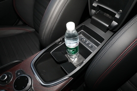 中央扶手箱空间