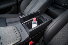 中央扶手箱空间