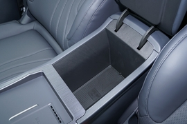 中央扶手箱空间