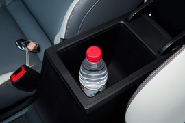 中央扶手箱空间