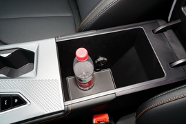 中央扶手箱空间