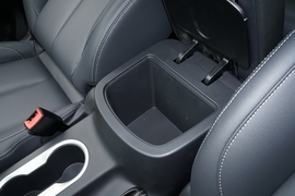 中央扶手箱空间