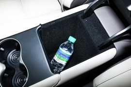 中央扶手箱空间