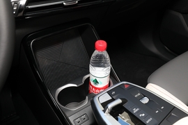 中央扶手箱空间