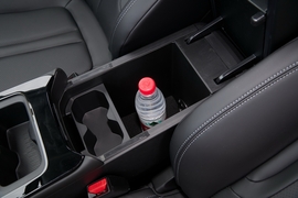 中央扶手箱空间