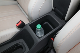 中央扶手箱空间