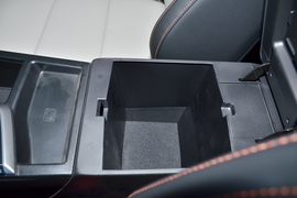 中央扶手箱空间