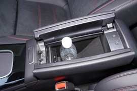 中央扶手箱空间