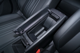 中央扶手箱空间