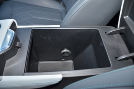 中央扶手箱空间