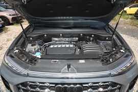 2024款奥迪Q6 50 TFSI quattro 行云型 飞骑套装 6座