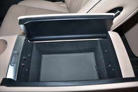 中央扶手箱空间