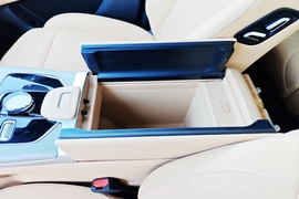 中央扶手箱空间