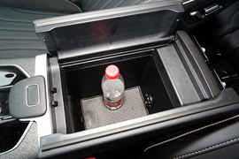 中央扶手箱空间