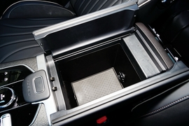 中央扶手箱空间