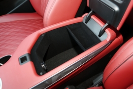 中央扶手箱空间