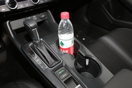 中央扶手箱空间