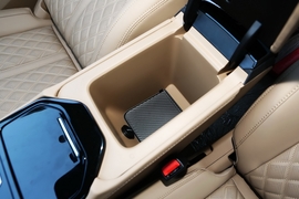 中央扶手箱空间