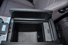 中央扶手箱空间