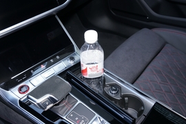 中央扶手箱空间