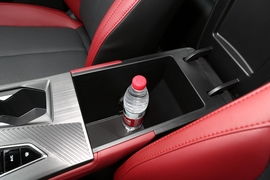 中央扶手箱空间