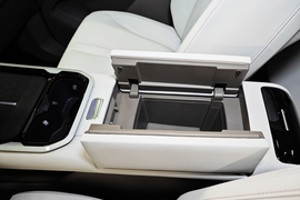 中央扶手箱空间