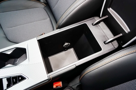 中央扶手箱空间