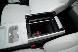 中央扶手箱空间