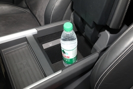 中央扶手箱空间