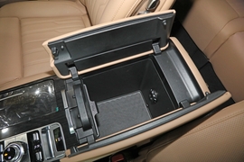 中央扶手箱空间