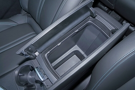 中央扶手箱空间