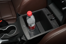 中央扶手箱空间