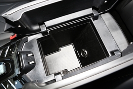 中央扶手箱空间