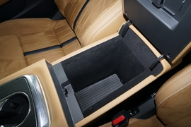 中央扶手箱空间