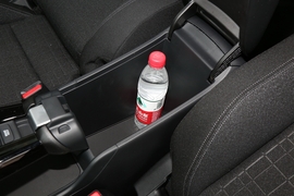 中央扶手箱空间