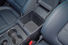 中央扶手箱空间