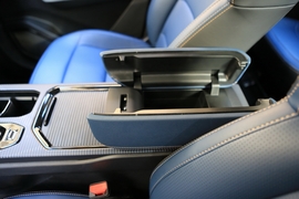 中央扶手箱空间