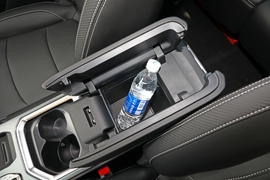 中央扶手箱空间