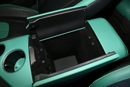 中央扶手箱空间