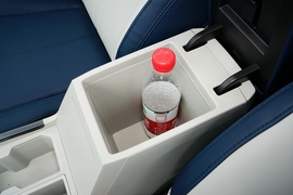 中央扶手箱空间