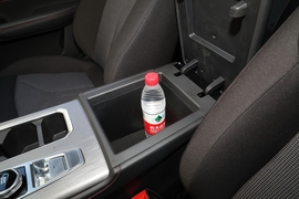 中央扶手箱空间