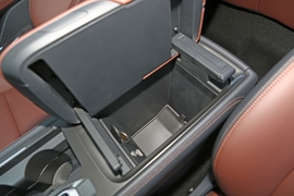 中央扶手箱空间